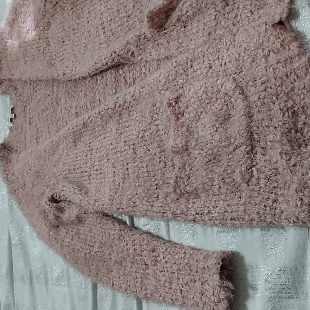 Soft Large woven heart brand pink sweater has pockets
